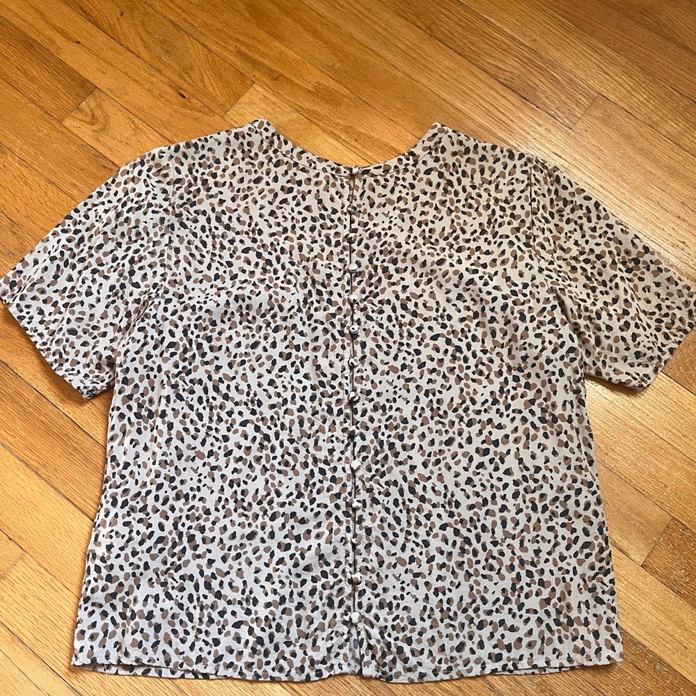 Abercrombie & Fitch Women's Leopard Print Top M button back - Picture 5 of 6